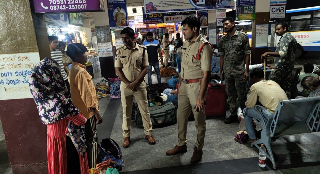భద్రాచలంలోని లాడ్జీలు, బస్టాండ్లో పోలీసుల ఆకస్మిక తనిఖీలు