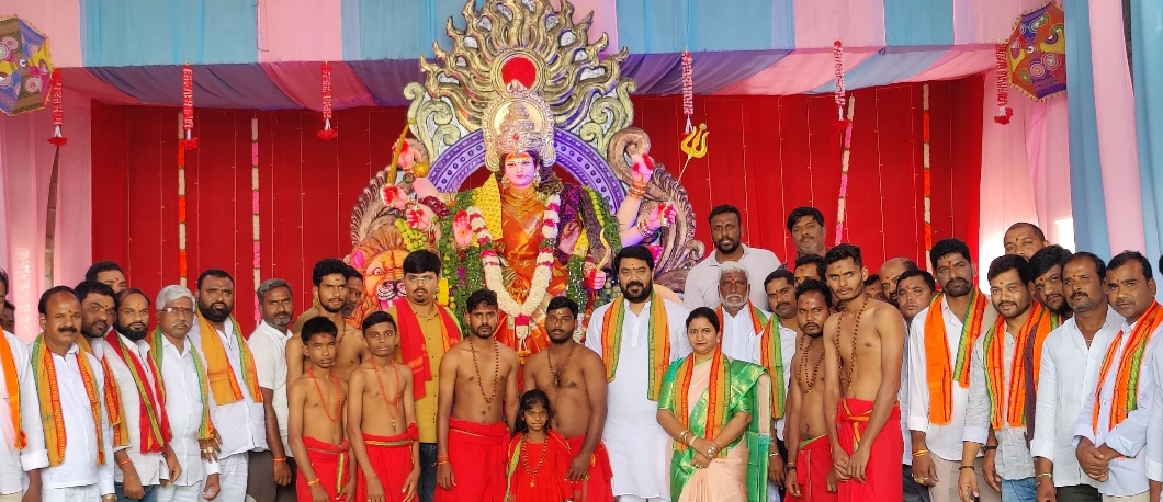 దుర్గామాత దీవెనలతో అంతా మంచి జరగాలి : జిల్లా గ్రంథాలయ చైర్మన్ ఎలుగంటి  మధుసూదన్ రెడ్డి