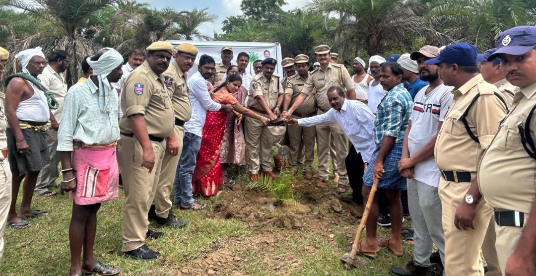 రాఘవపూర్ గ్రామంలో వన మహోత్సవం లో భాగంగా ఈత మొక్కలు నాటిన ఎక్సైజ్ అధికారులు 