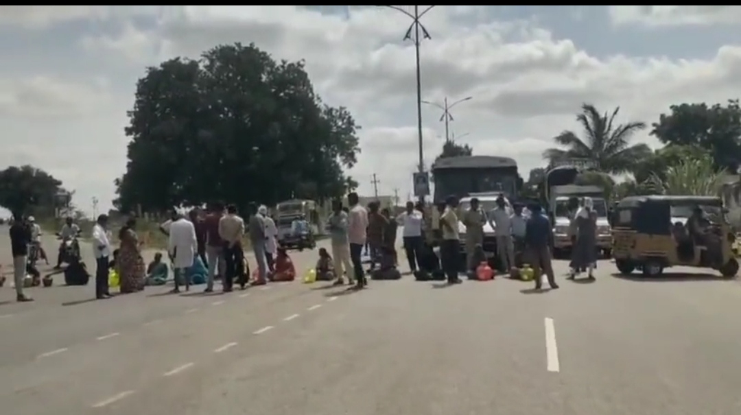 మాకు తాగు నీరు ఇవ్వండి అంటూ రోడ్డు పై ధర్నాకు దిగిన మహిళలు