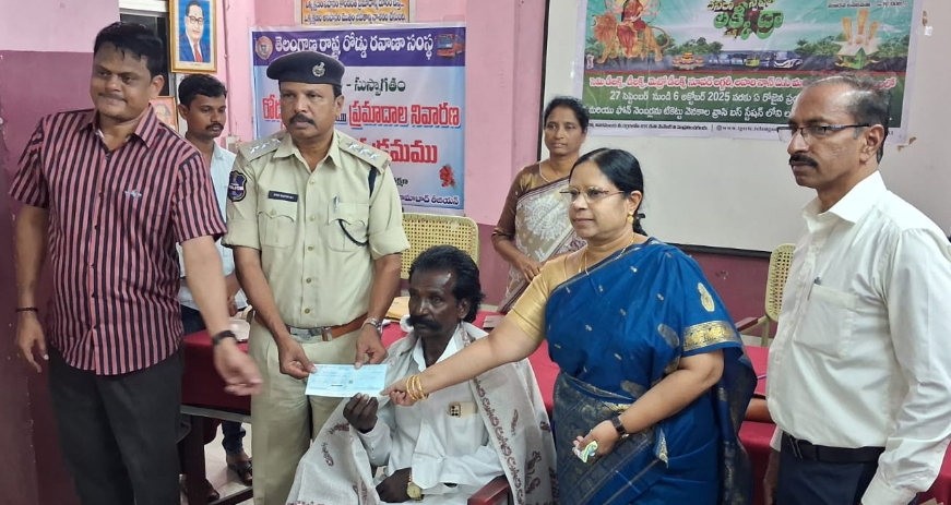 ఆర్ టి సి లక్కీ డ్రా విజేతలకు చెక్కుల పంపిణి