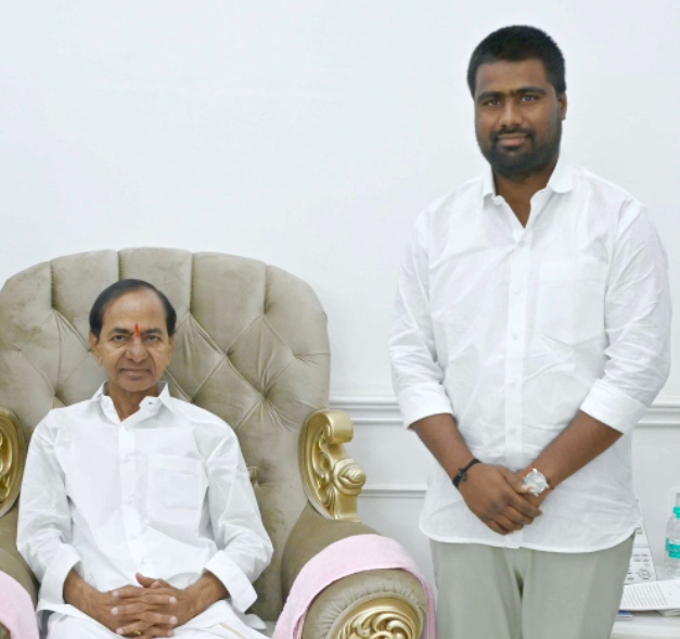 మాజీ సీఎంను మర్యాదపూర్వకంగా కలిసిన శీలం శ్రీకాంత్