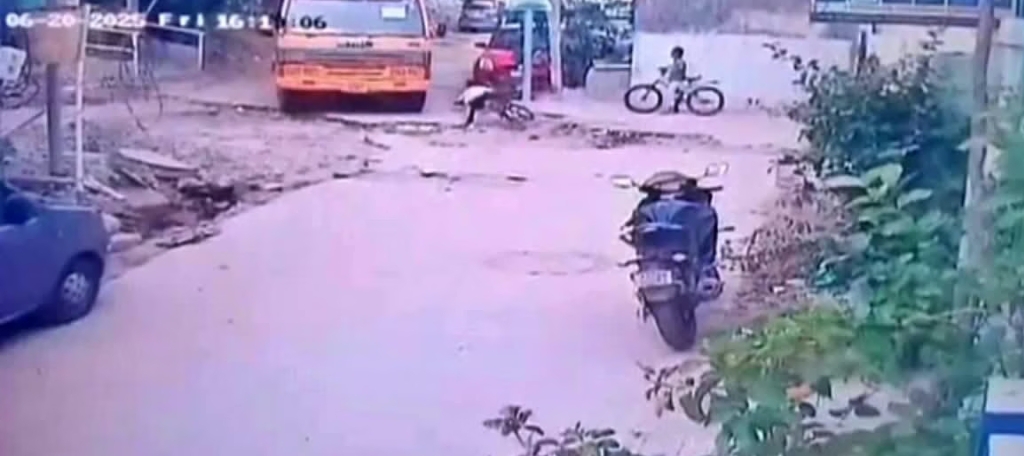 స్కూల్​ బస్సు కింద పడి పదేళ్ల బాలుడి మృతి