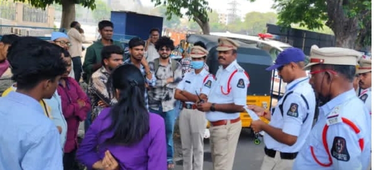 సెల్&zwnj;ఫోన్ డ్రైవింగ్&zwnj;పై ట్రాఫిక్ పోలీసుల ప్రత్యేక డ్రైవ్