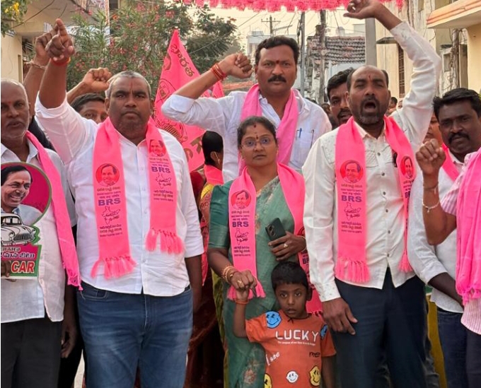 రాజన్న సిరిసిల్ల జిల్లా: ప్రచారంలో దూసుకెళ్తున్న 6వ వార్డ్ బిఆర్ఎస్ అభ్యర్థి దూడం రజినీ