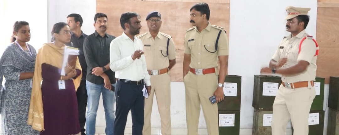 బ్యాలెట్ బాక్సుల పంపిణీ కేంద్రాలను పరిశీలించిన జిల్లా ఎస్పీ బిరుదు రోహిత్ రాజ్