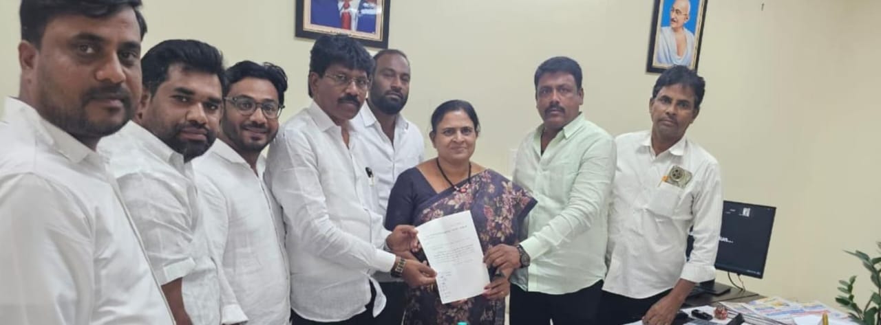 వీధి దీపాలు ఏర్పాటు చేయాలని వినతి
