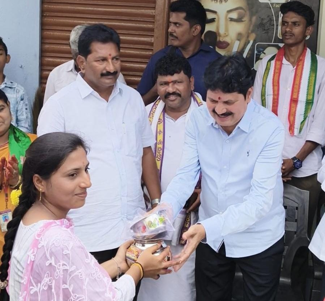 ముగ్గుల పోటీలలో పాల్గొన్న మహిళలు