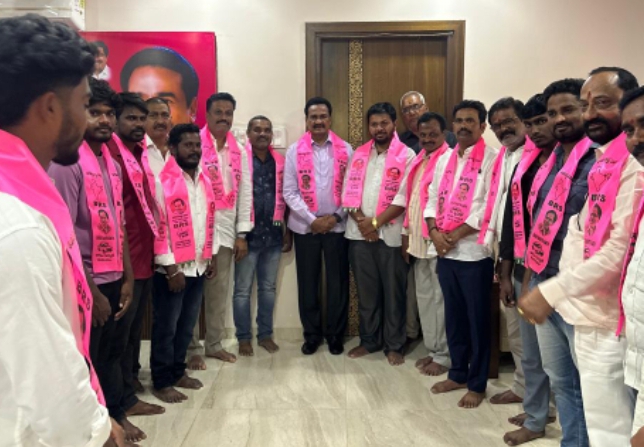 కామారెడ్డి: కాంగ్రెస్ పార్టీలో చేరిన 12వ వార్డు నాయకులు