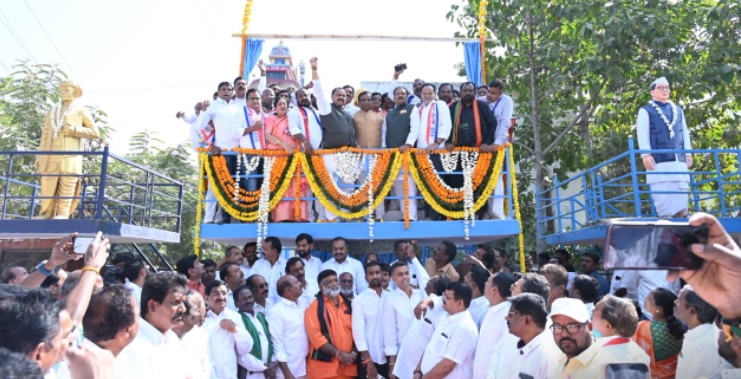 సావిత్రిబాయి పూలే విగ్రహావిష్కరణలో పాల్గొన్న టీపీసీసీ అధ్యక్షులు మహేష్ కుమార్ గౌడ్