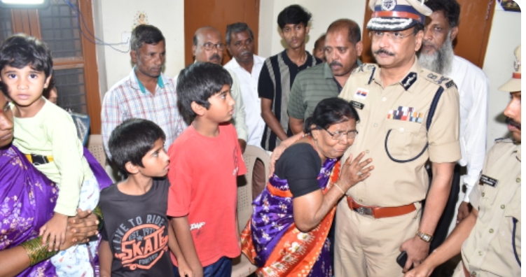 ధైర్యంగా ఉండండి...అండగా నిలుస్తాం : రాష్ట్ర డీ.జీ.పీ బి. శివధర్ రెడ్డి