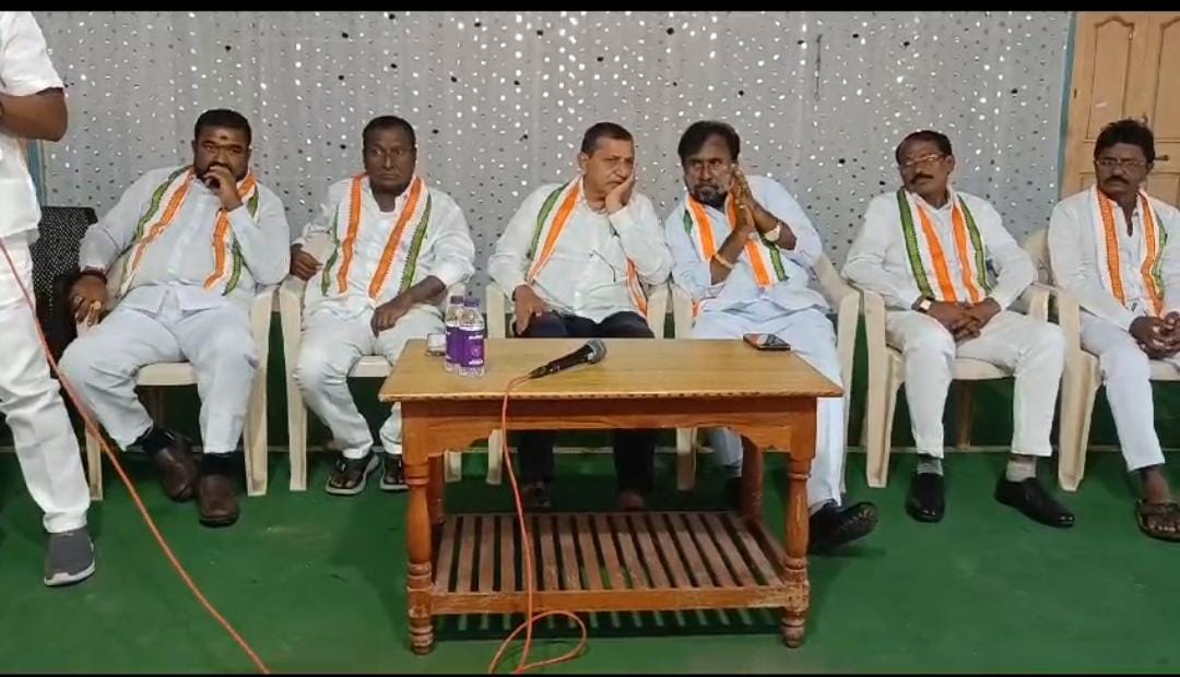 సిరిసిల్ల పట్టణం లోని కార్యకర్తల సమావేశంలో పాల్గొన్న కాంగ్రెస్ నేత కేకే మహేందర్ రెడ్డి