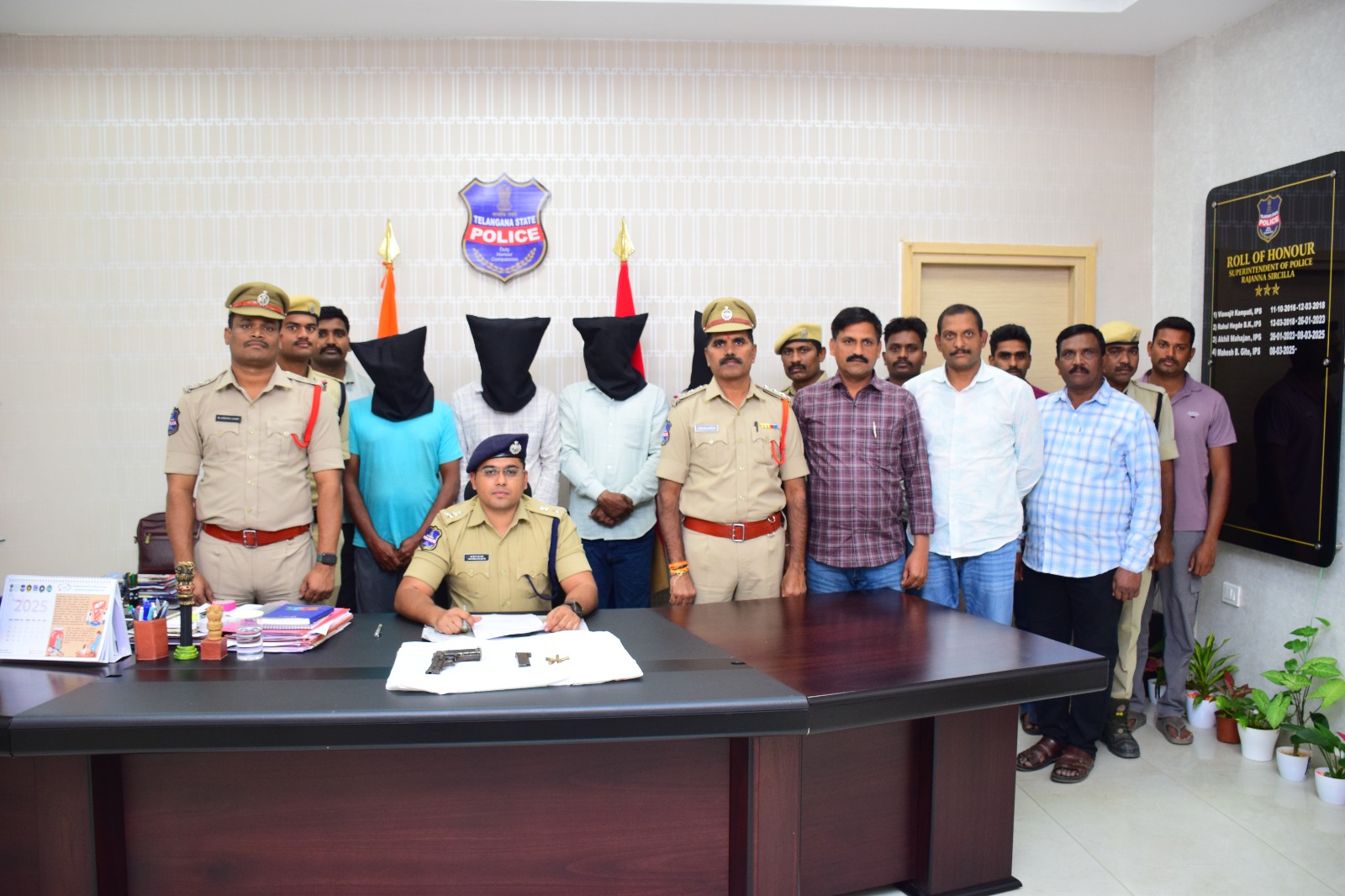 రాజన్న సిరిసిల్ల జిల్లా : ఒక ముఠాగా ఏర్పడి బెదిరింపులకు పాల్పడలనుకున్న నలుగురు వ్యక్తుల అరెస్ట్