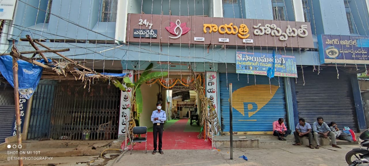 సిరిసిల్లలో ఓ ఇంటి యజమని దౌర్జన్యం : కోర్టు నోటీసులు పంపిన బాధితుడు