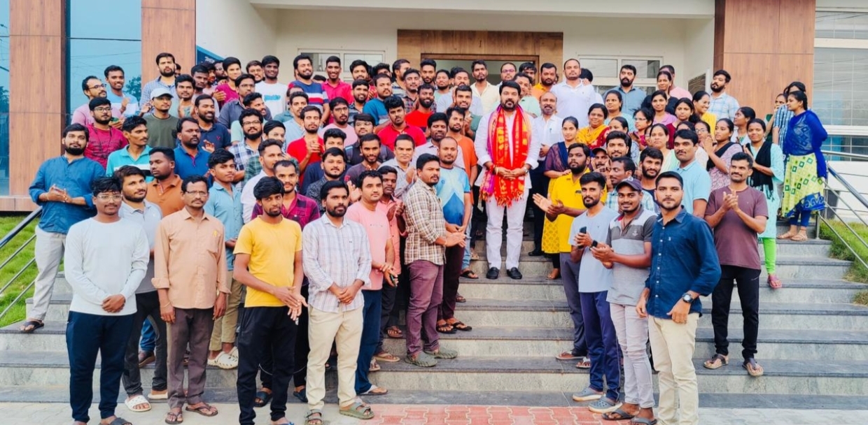 విద్యార్థులు భోజన వసతి కల్పించిన గ్రంథాలయ చైర్మన్ ఏలుగంటి మధుసూదన్ రెడ్డి