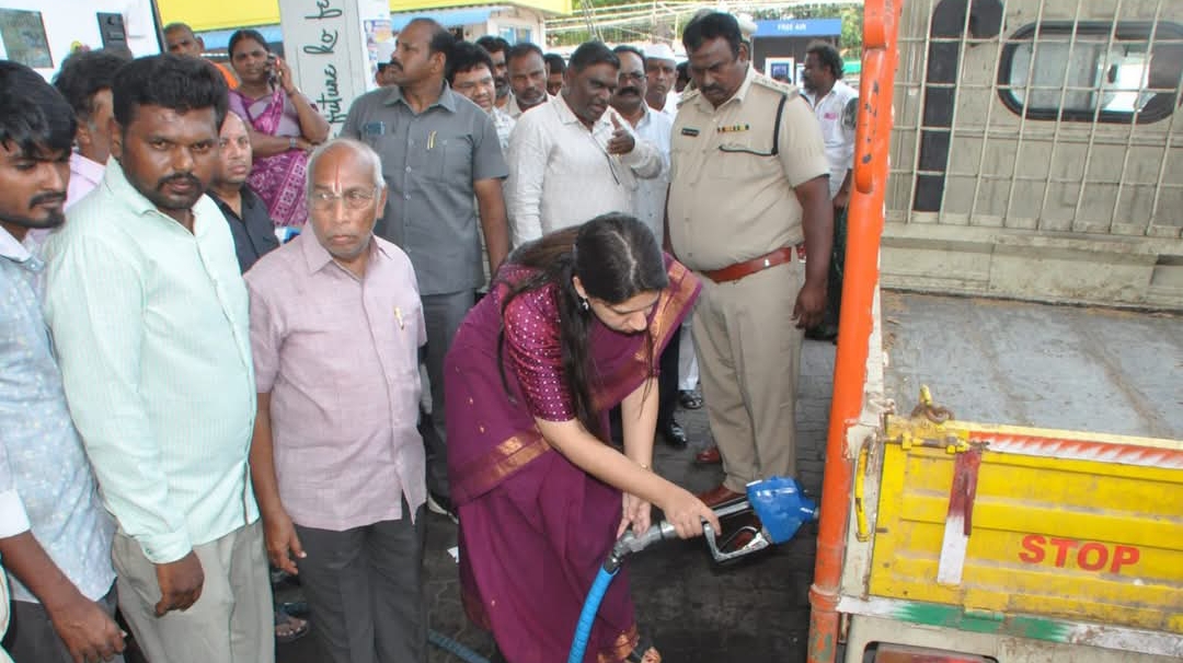స్వయంగా డీజిల్ పోసిన పల్నాడు కలెక్టర్... పుకార్లకు చెక్ పెట్టిన కృతిక శుక్లా!