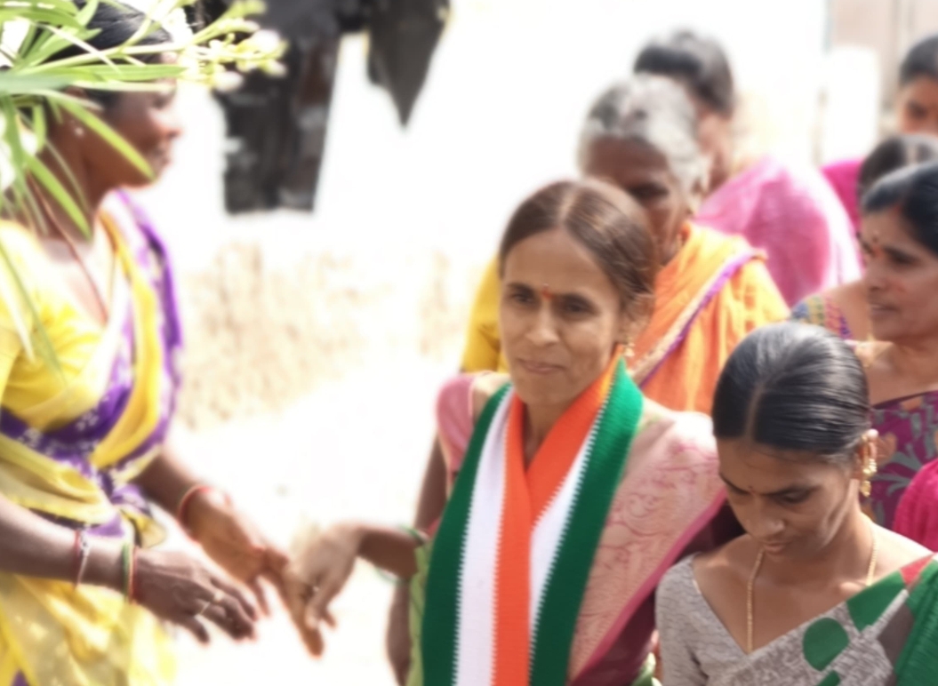 ఇంటింట ప్రచారంలో దూసుకెళ్తున్న 10 వ వార్డ్ కాంగ్రెస్ కౌన్సిలర్ అభ్యర్థి నీలం కళావతి రమేష్