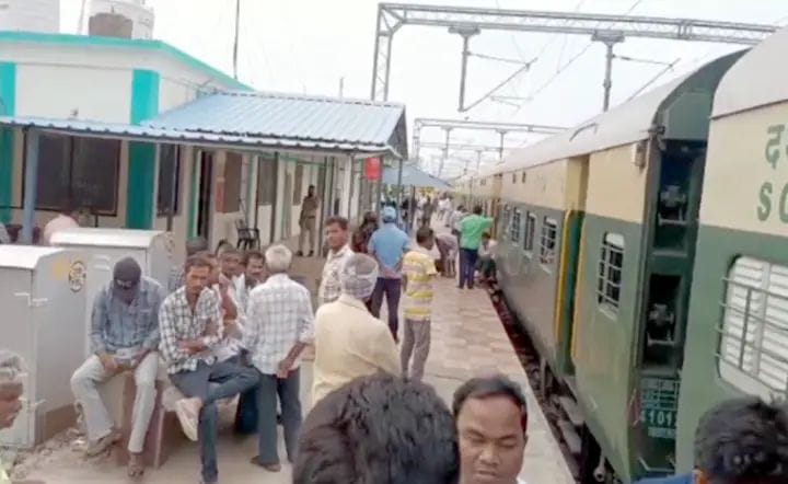 తుమ్మల చెరువు వద్ద విశాఖ ఎక్స్&zwnj;ప్రెస్&zwnj;లో ఆదివారం తెల్లవారుజామున చోరీకీ యత్నం