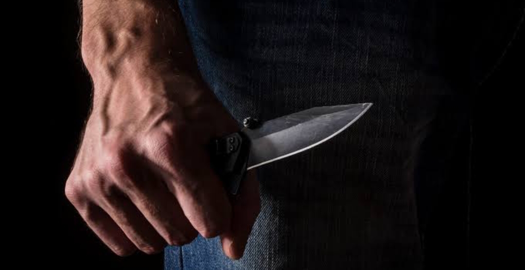 మెదక్ ప్రభుత్వ డిగ్రీ కళాశాల వద్ద దారుణం ... యువతిపై కత్తితో దాడి!