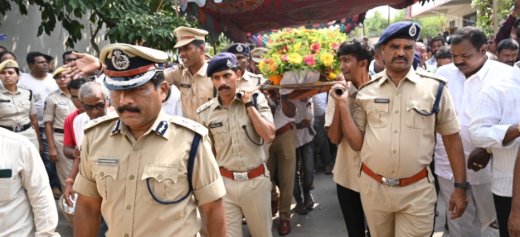 మానవత్వం లేని సమాజంలో బతుకుతున్నామా...?