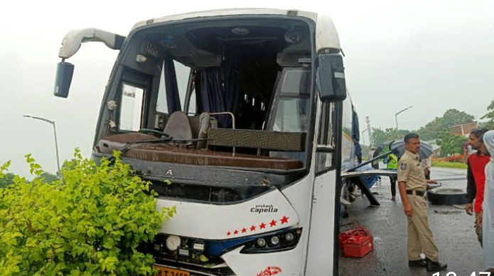ఎన్ హెచ్ 44 రహదారిపై ఆగి ఉన్న లారీని ఢీకొన్న ప్రైవేట్ ట్రావెల్ బస్సు