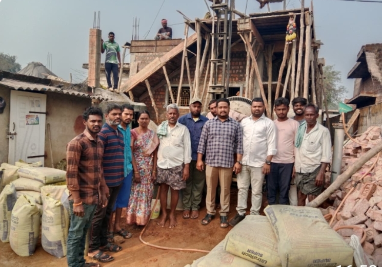 ఇందిరమ్మ ఇంటి స్లాబ్ నిర్మాణం ప్రారంభించిన మాజీ ఎంపీటీసీ పొన్నెకంటి సతీష్ కుమార్