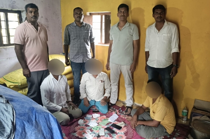 జూదంపై బిచ్కుంద పోలీసులు దాడి... ముగ్గురు పట్టివేత