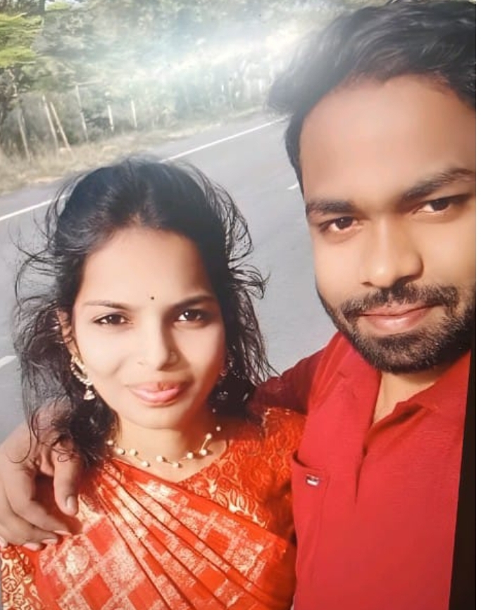 మహబూబాబాద్ జిల్లాల్లో విషాదం...! భార్య 9 నెలల గర్భిణి.. భర్త విద్యుత్ షాక్ తో మృతి