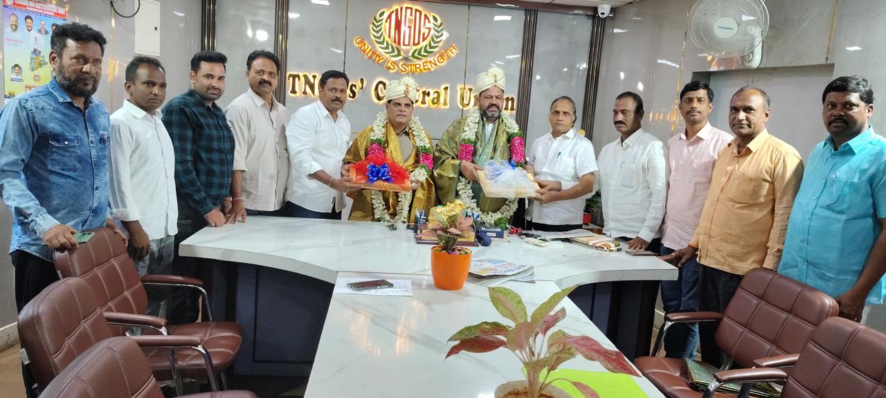 టీఎన్జీవోస్ రాష్ట్ర అధ్యక్ష కార్యదర్శులను సన్మానించిన : జిల్లా బృందం