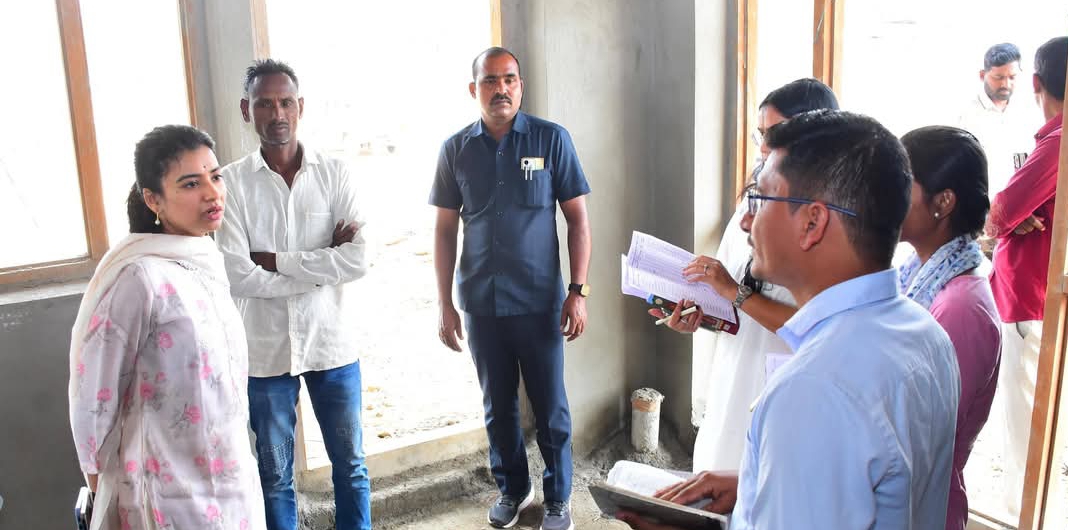 ఇందిరమ్మ ఇండ్ల నిర్మాణాల్లో వేగం పెంచాలి : ఇంచార్జి కలెక్టర్ గరిమ అగ్రవాల్