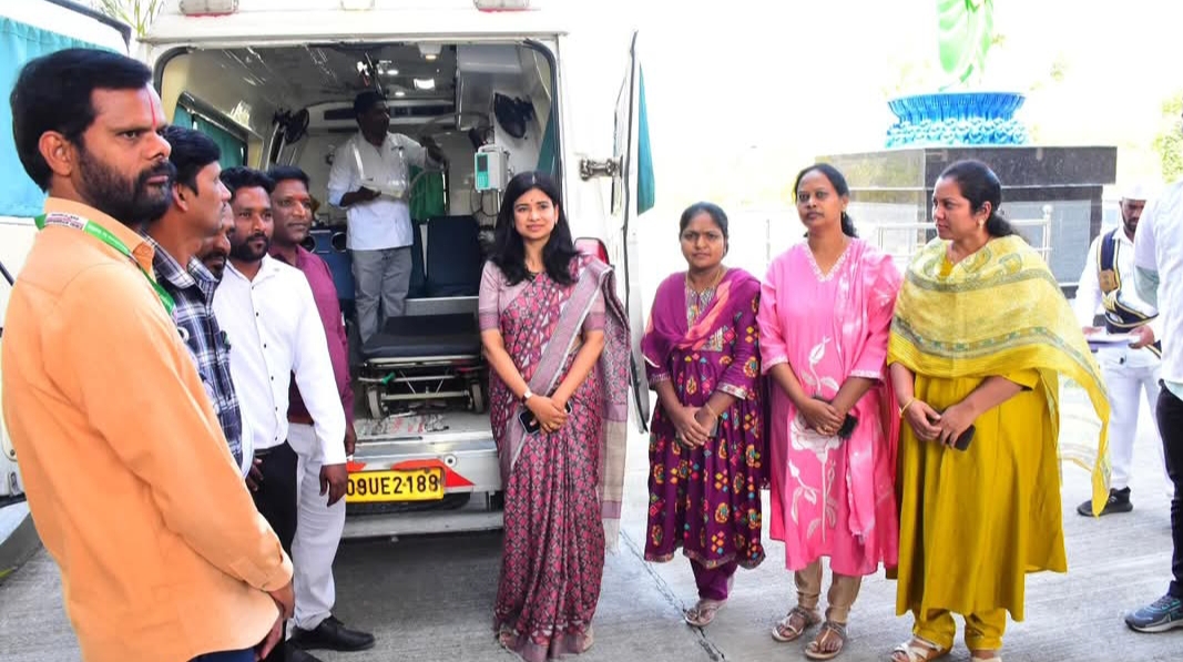 అడ్వాన్స్ లైఫ్ సపోర్ట్ అంబులెన్స్ ను పరిశీలించిన ఇంచార్జి కలెక్టర్