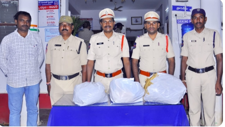 కేసముద్రంలో పట్టుబడిన 10 కేజీల గంజాయి