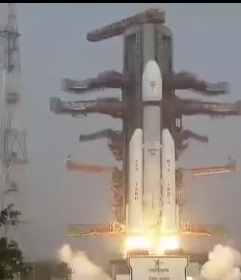 నింగిలోకి దూసుకెళ్లిన ఎల్ వీ ఎం 3 - ఎం 6 బాహుబలి రాకెట్
