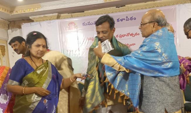 డా. చిటికెనకు కుసుమ ధర్మన్న కళాపీఠం వారి సన్మానం