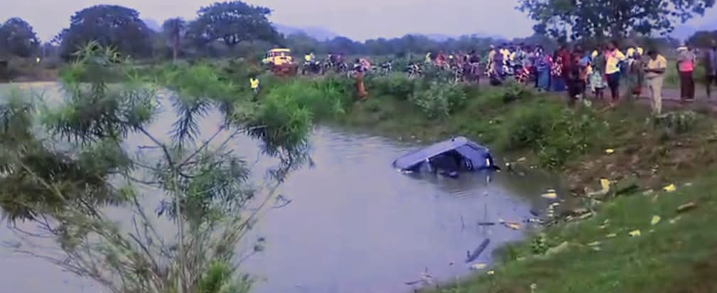 చెరువులోకి దూసుకెళ్లిన కారు...ఐదుగురి మృతి
