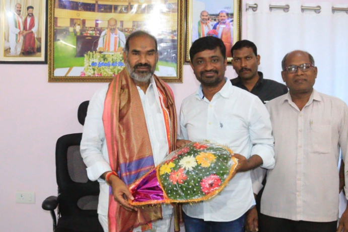 స్టేట్ బెస్ట్ టీచర్ అవార్డు గ్రహీత ను అభినందించిన ఆది శ్రీనివాస్