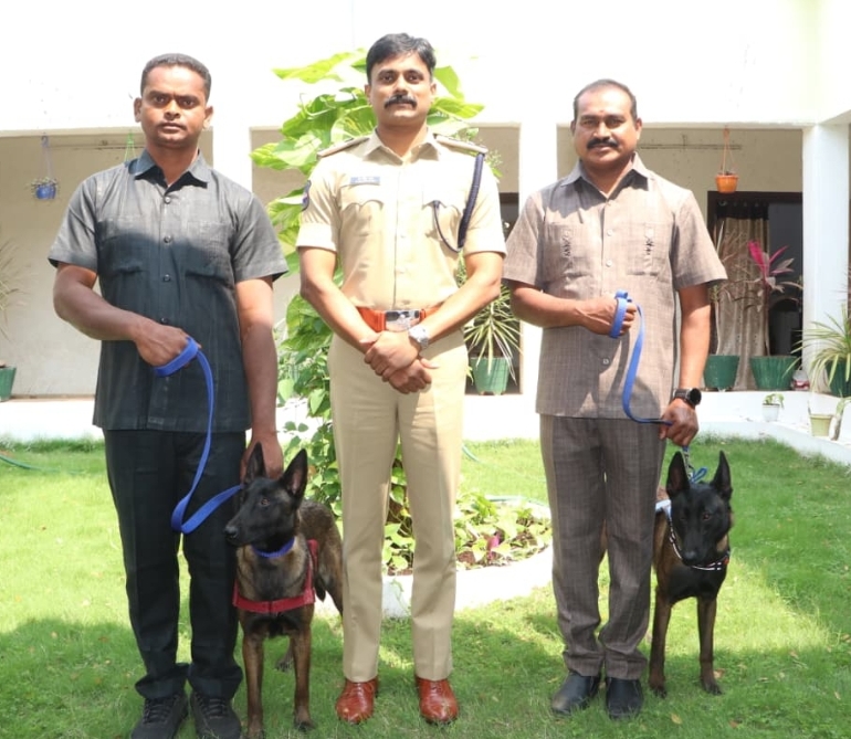 శిక్షణ పూర్తి చేసుకొని జిల్లాకు కేటాయించబడిన రెండు పోలీస్ జాగీలాలను అభినందించిన జిల్లా ఎస్పీ రోహిత్ రాజు