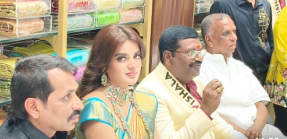 కామారెడ్డి విశాల షాపింగ్ మాల్ ప్రారంభోత్సవ  కార్యక్రమానికి హాజరైన సినీ నటి నిధి అగర్వాల్