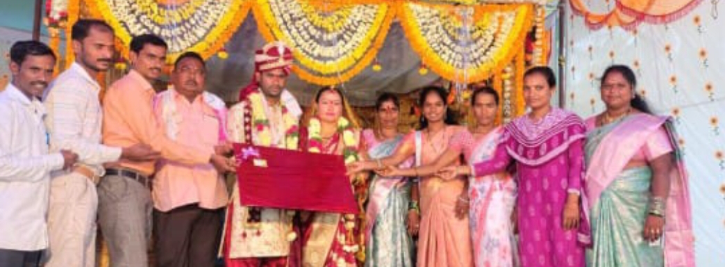 హద్దులు దాటిన ప్రేమ.. కుటుంబ సభ్యులను ఒప్పించి మరీ ఒక్కటైన నవ పెళ్లిజంట