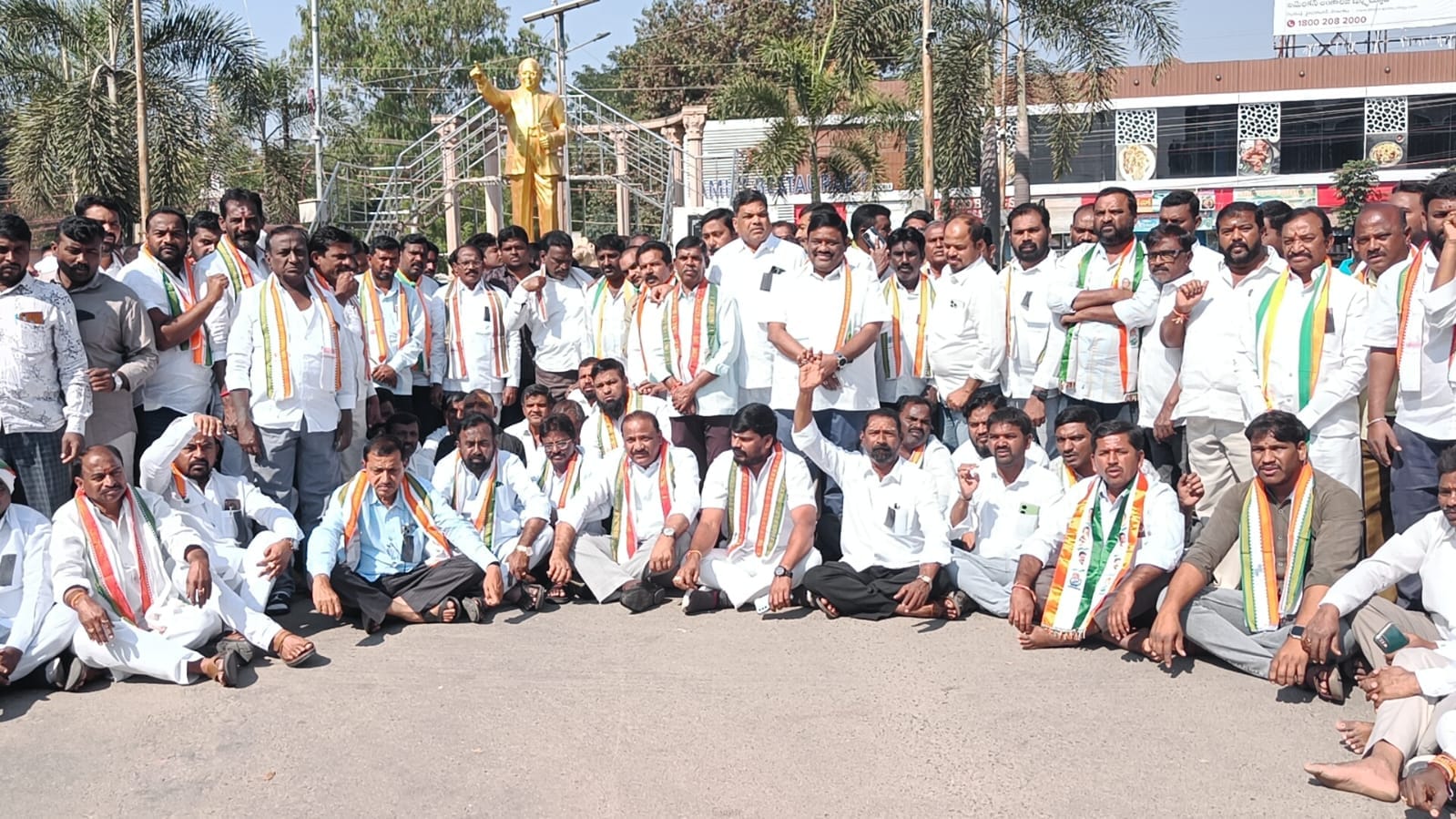 పార్లమెంట్లో ఎంపీల బహిష్కరణను నిరసిస్తూ నిరసన