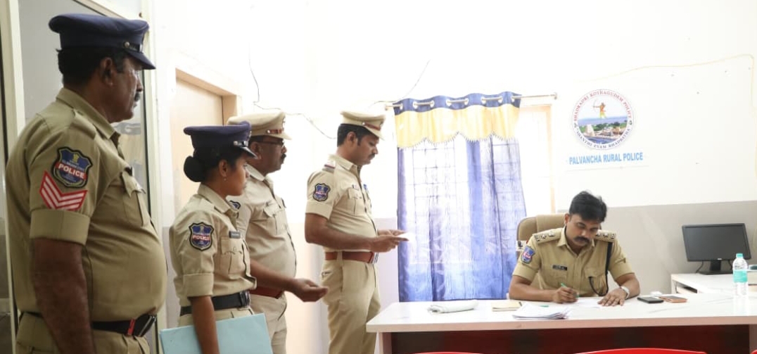 పాల్వంచ రూరల్ పోలీస్ స్టేషన్ ను ఆకస్మికంగా సందర్శించిన జిల్లా ఎస్పీ రోహిత్ రాజు