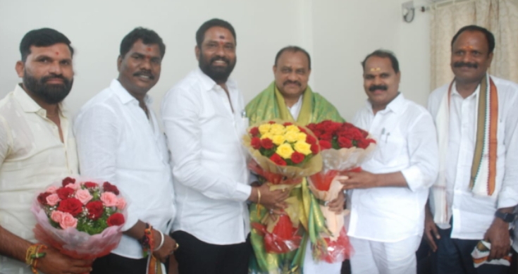 టీపీసీసీ అధ్యక్షుడు మహేష్ కుమార్ గౌడ్ ను కలిసిన ఎమ్మెల్యే వీర్లపల్లి శంకర్