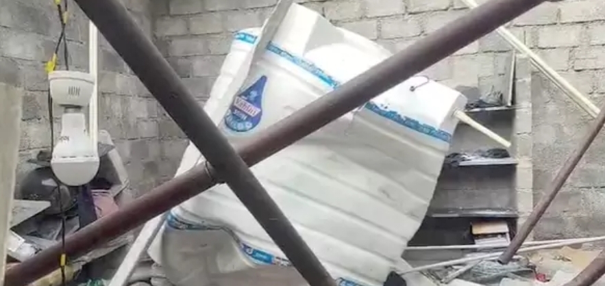 హోటల్ పై కప్పు కూలి తల్లి కుమారుడు మృతి