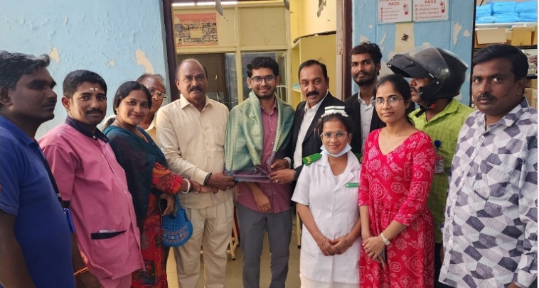ప్రభుత్వ ఈఎన్ టీ డాక్టర్ ను సన్మానించిన సహ చట్టం నాయకులు