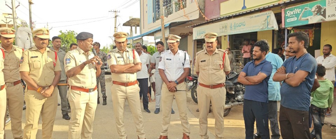 సిరిసిల్లలో కమ్యూనిటీ కాంటాక్ట్... 60 వాహనాలు స్వాధీనం, సీసీ కెమెరాలు ఏర్పాటు చేయాలని పోలీసుల సూచన