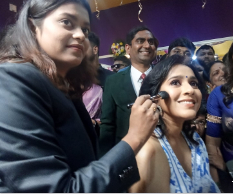 నిజామాబాద్ లో సందడి చేసిన ప్రముఖ యాంకర్ రష్మీ గౌతమ్