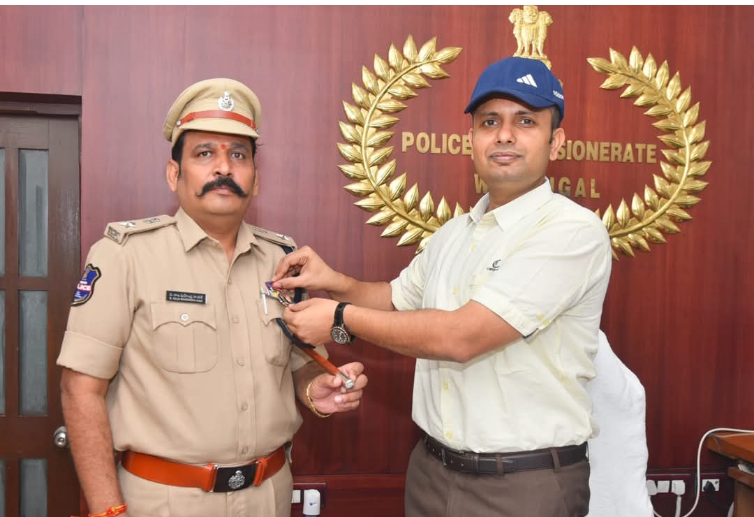 వరంగల్ : ఉత్కృష్ట పతకాన్ని అందుకున్న డీసీపీ రాజమహేంద్ర నాయక్