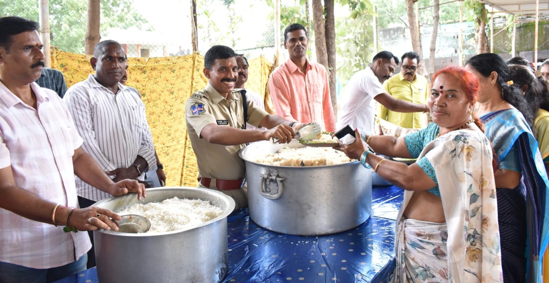 దుర్గా మాత దేవి నవరాత్రి ఉత్సవాల సందర్భంగా బాల త్రిపుర సుందరి దేవి అలంకరణ కార్యక్రమంలో పాల్గొన్న సిపి