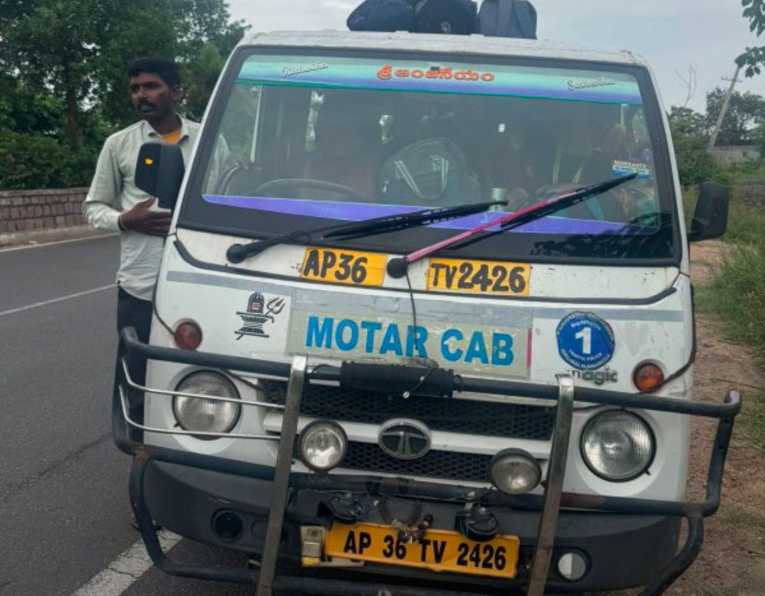 స్కూల్ పిల్లల ప్రాణాలతో చెలగాటం... టాటా ఏసీలో 19 మందిని కూర్చోబెట్టి ప్రయాణం!
