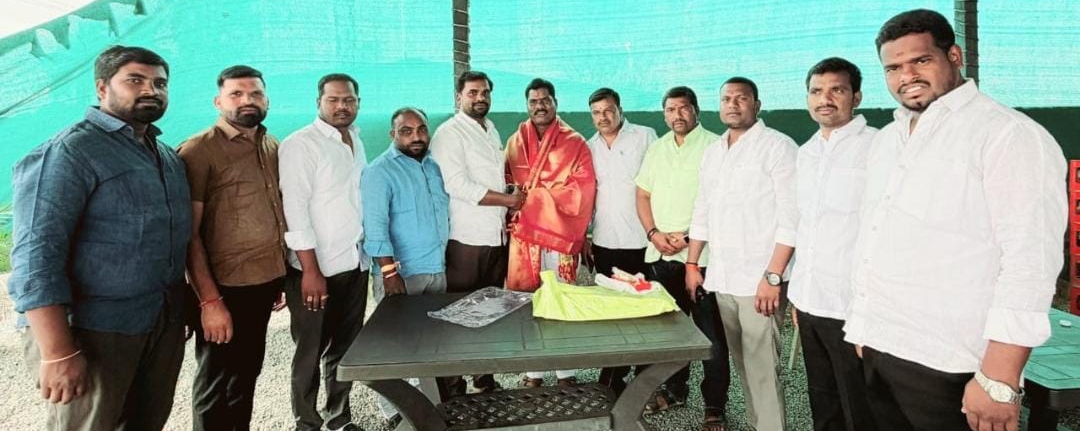 సర్పంచ్ కొమ్ము కృష్ణకు శుభాకాంక్షలు తెలిపిన కిషన్ నగర్ ఉప సర్పంచ్ ముక్కు పోగుల ప్రకాష్ గౌడ్